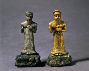 Två statyetter av män som bär offer av getter, Elamitperiod, från Susa, sydvästra Iran, ca 1150 f.Kr.